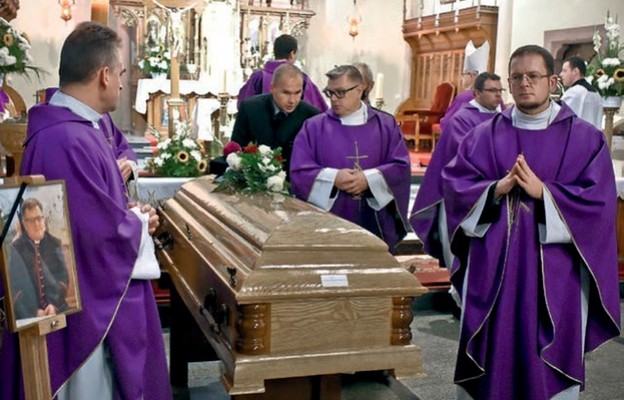 Pogrzeb ks. Dariusza Kowalczuka, pierwszy po prawej brat zmarłego ks. Łukasz
