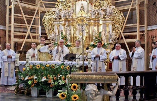 W intencji członków Róż Żywego Różańca biskup świdnicki sprawował Mszę św.