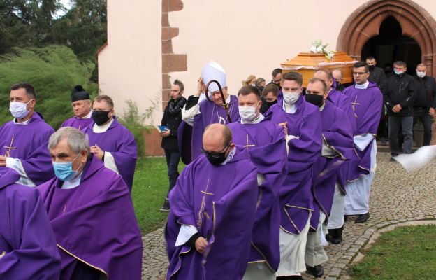Na pogrzeb mamy ks. Łukasza przybyło 20 kapłanów