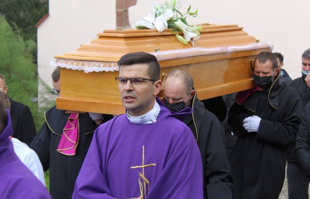 ks. Łukasz Bakowski odprowadził ciało zmarłem mamy na cmentarz par. w Sadach Górnych