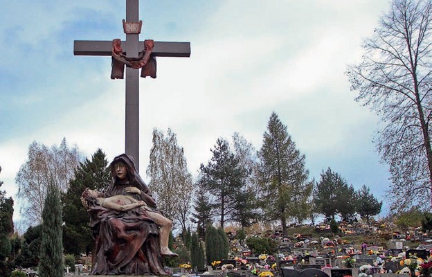 Krzyż i pieta na wałbrzyskim cmentarzu parafialnym św. Franciszka z Asyżu
przy ul. Poznańskiej w dzielnicy Podgórze