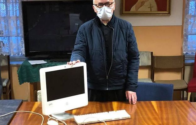 Ks. Tadeusz Wróbel przekazał potrzebującym uczniom kilkanaście komputerów marki Apple