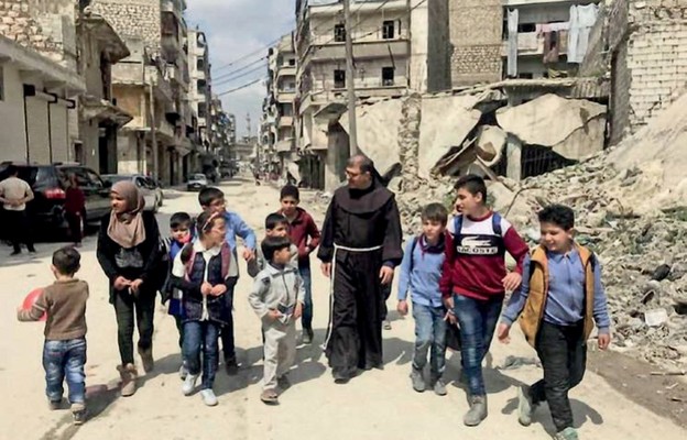 Dzieci z Aleppo z jednym z ojców franciszkanów