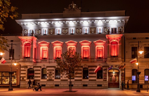 Iluminacja budynku Urzędu Wojewódzkiego na ul. Piotrkowskiej w Łodzi, z okazji Święta Niepodległości