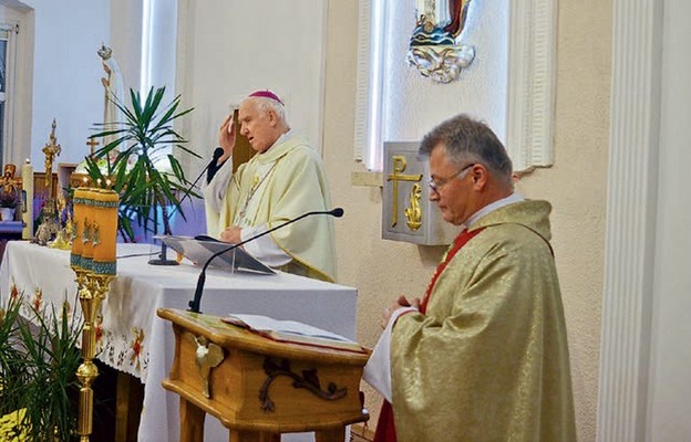 O. Zdzisław Świniarski SSCC wraz biskupem seniorem Ignacym Decem wynagradzali Matce Bożej zniewagi uczynione przez ludzi zwłaszcza w ostatnim czasie