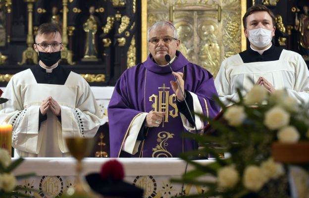 Mszy pogrzebowej przewodniczył bp Marek Mendyk