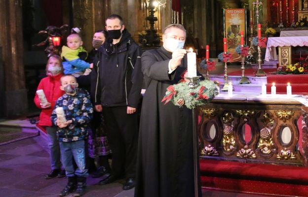 Ks. Dariusz Amrogowicz, dyrektor wrocławskiej Caritas zapalił świecę Wigilijnego Dzieła Pomocy Dzieciom