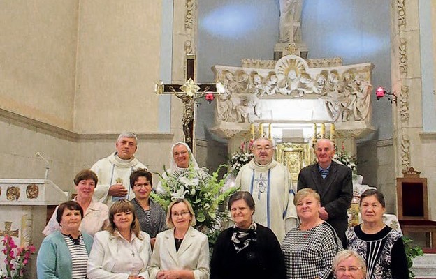 S. Iwona Józefiak z ks. Józefem Walem MS (od lewej), ks. Franciszkiem Gutterem MS (w środku) i wspólnotą Apostolstwa Rodziny Saletyńskiej