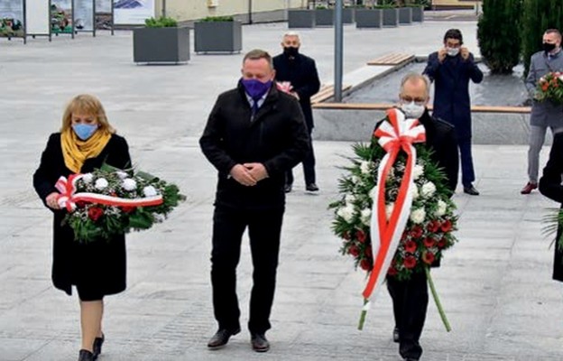 Złożenie kwiatów pod pomnikiem