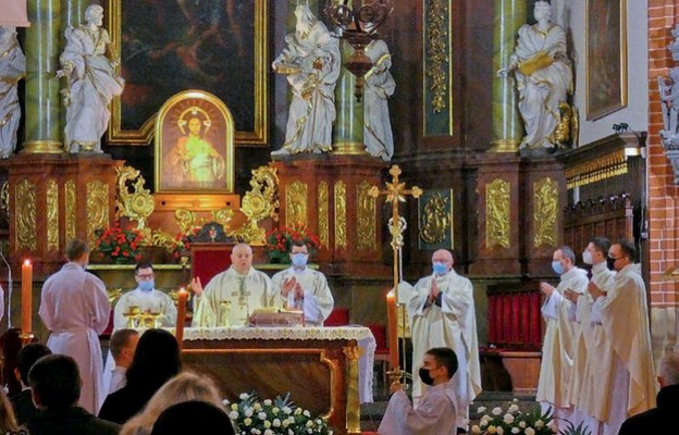 Uroczystości przewodniczył biskup legnicki Zbigniew Kiernikowski