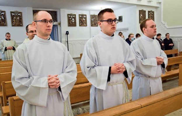 Kandydaci do święceń diakonatu i prezbiteratu, alumni, od lewej: Piotr Zdzieborski, Mateusz Krasowski i Daniel Konik