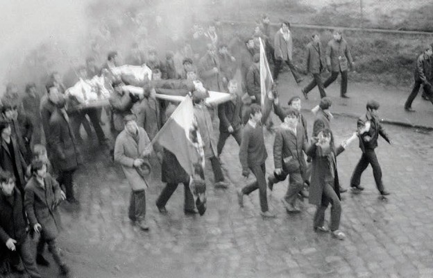 Ciało Zbyszka
Godlewskiego
niesione
przez demonstrantów
w Gdyni,
17 grudnia
1970 r.