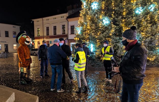  Akcja rozdawania odblasków w Skoczowie. 