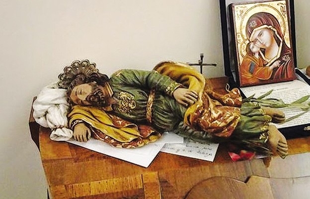 Figura śpiącego św. Józefa, pod którą papież wkłada
specjalne prośby