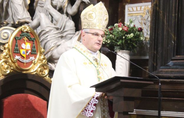 Bp Marek Mendyk zachęcał, aby rodziny zechciały ufnie otworzyć swoje serca na działanie Boga w te trudne dni.