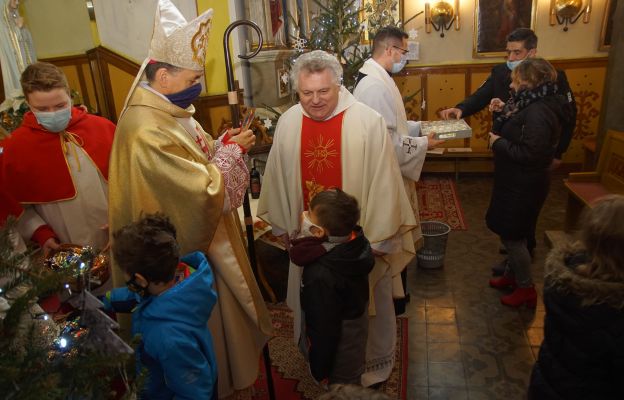 Na zakończenie Mszy biskup pobłogosławił wino na cześć św. Jana, które wierni następnie degustować