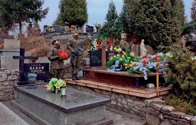 Warta przy grobie kpt. Witolda Orczyka podczas uroczystości pogrzebowych
