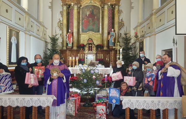 Księża wraz z katechetką i wiernymi podczas podsumowania akcji charytatywnej 