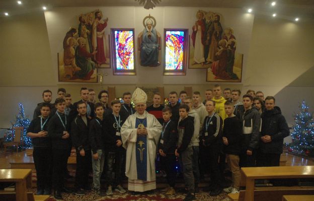 Uczestnicy rekolekcji powołaniowych 2019 r. z abp. Wacławem Depo