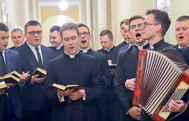Radosny śpiew kolęd wypełnił seminaryjne korytarze