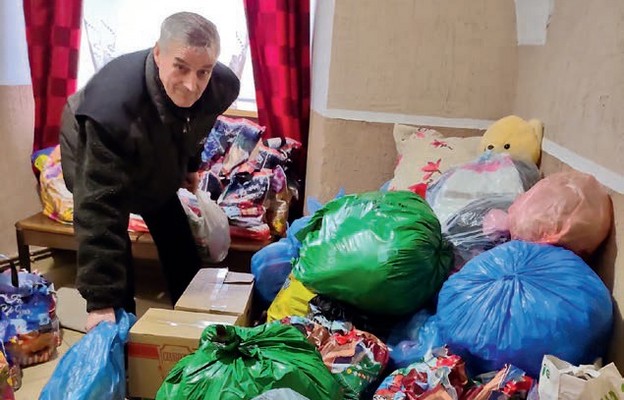 Szczepan Wojtasik zapełnia darami pokój w Przemyślanach