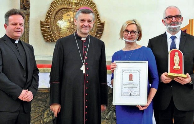 Ordynariusz bielsko-żywiecki z tegorocznymi laureatami