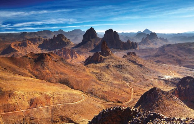 Zachwycający obraz przełęczy Assekrem w górach Hoggar w środkowej Saharze na południu Algierii