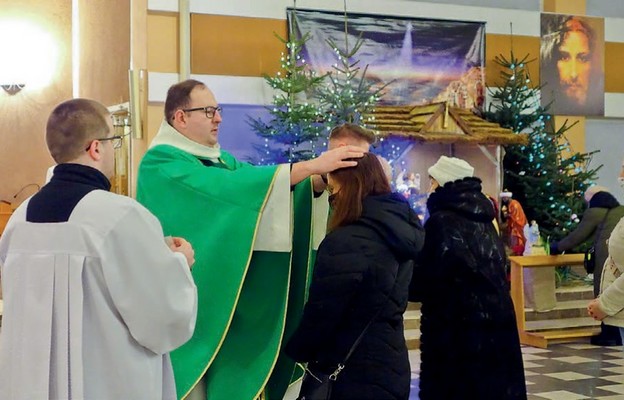 W parafii Niepokalanego Poczęcia NMP na Wrzecionie podczas Mszy św. kolędowej  można było otrzymać indywidualne błogosławieństwo