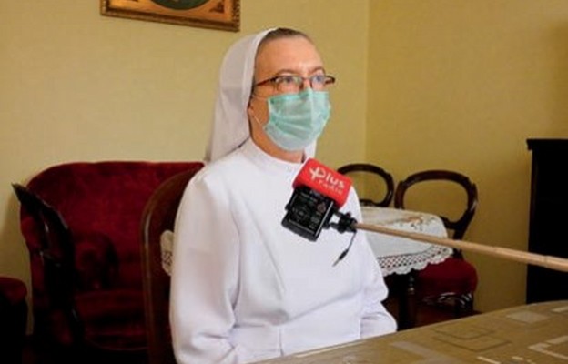 Siostra Judyta służy w zgromadzeniu chorym  jako pielęgniarka