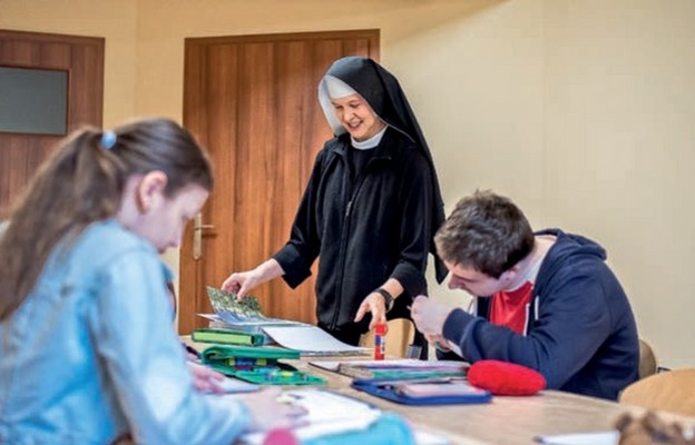 W Puławach siostry benedyktynki troszczą się o dzieci niepełnosprawne 
intelektualnie