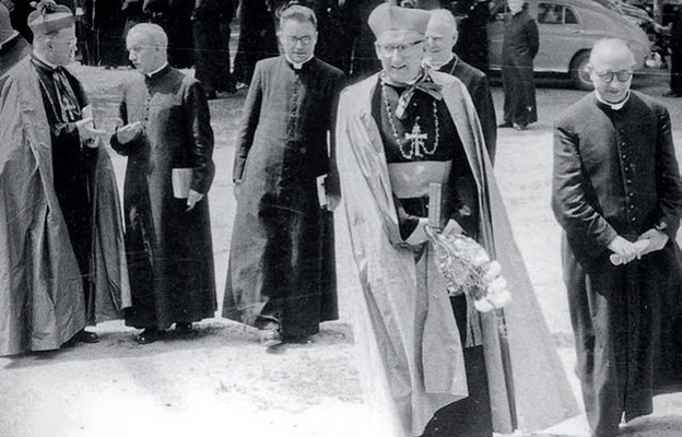 Na pierwszym planie bp Ignacy Jeż, po lewej stronie bp Wilhelm Pluta