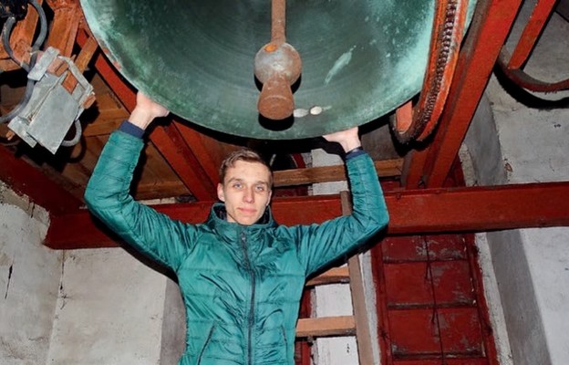 Jakub Mucha podczas inwentaryzacji dzwonów