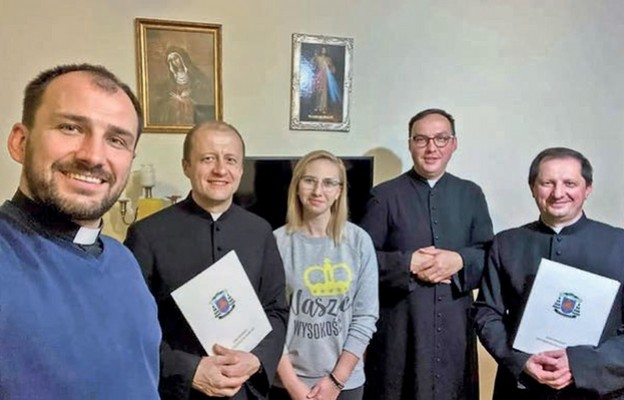 O duszpasterstwo młodych w powiecie chełmskim troszczy się ks. Karol Mazur (drugi z lewej)