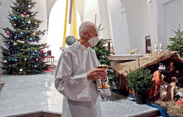 W archidiecezji warszawskiej szafarze udzielają Komunii św., nosząc maski