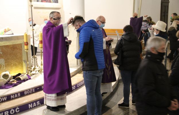 Biskup przewodniczył liturgii Środy Popielcowej w parafii Miłosierdzia Bożego w Żarach