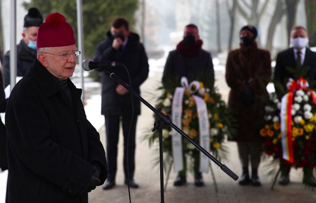 Abp Marek Jędraszewski przy grobie rodziny Wojtyłów, w 80. rocznicę śmierci Karola Wojtyły seniora.