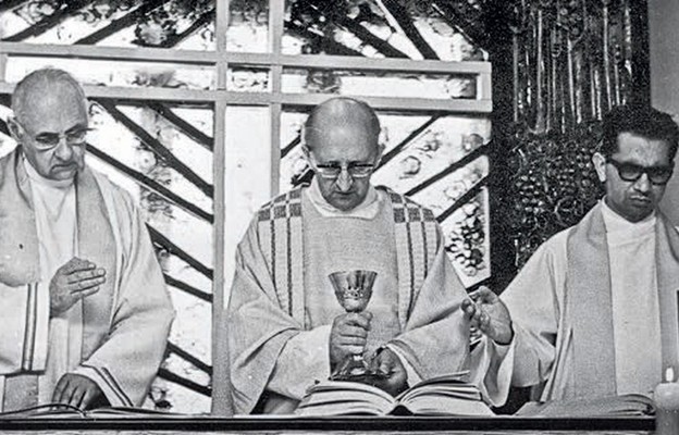 Msza św. z kard. Hansem Urs von Balthasarem (po lewej) w kaplicy na Sławinku, styczeń 1972