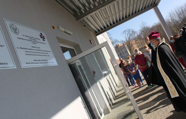Biskup Tadeusz Lityński dokonał poświęcenia nowego budynku szpitala wojskowego w Żarach