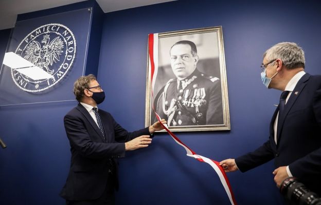 Dr Jarosław Szarek i dr Andrzej Sznajder podczas otwarcia Przystanku Historia w Częstochowie