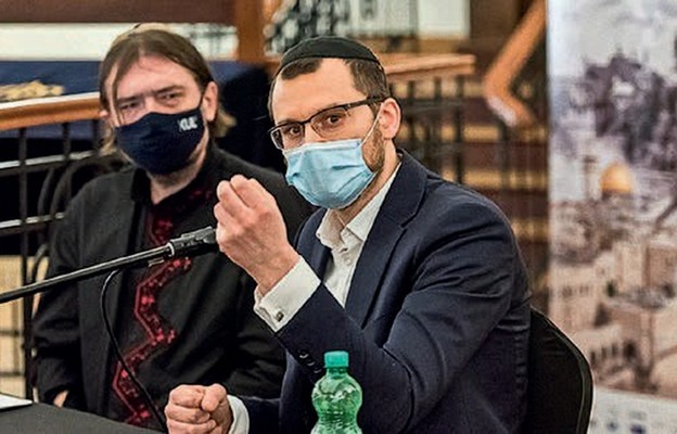 Debatę rabinów poprowadził prof. Sławomir Jacek Żurek (z lewej)