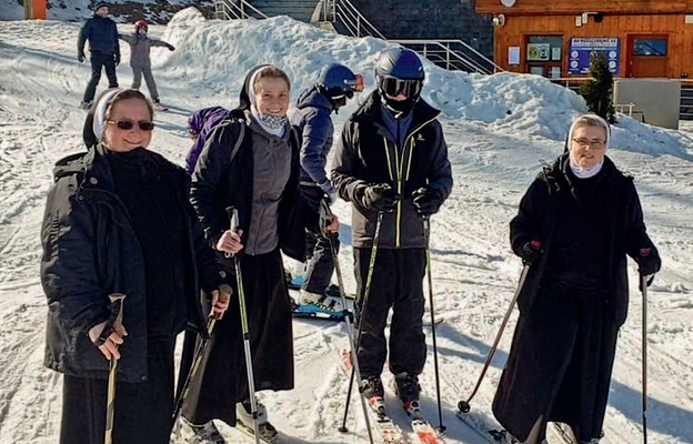 Siostra dyrektor Justyna Lampa (w środku) dobrze sobie radzi również na nartach