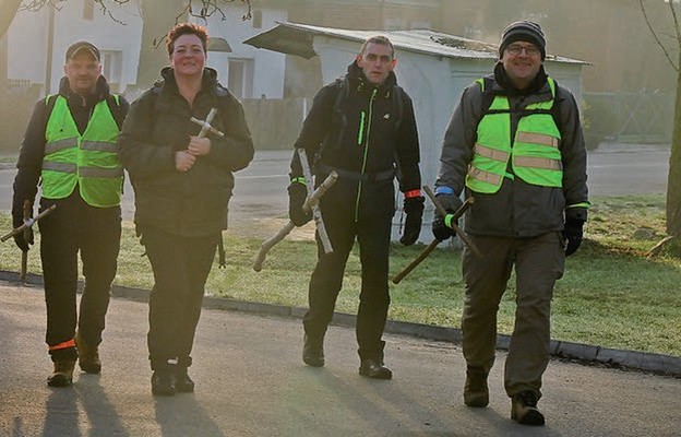 Uczestnicy EDK niosą w dłoniach krzyże