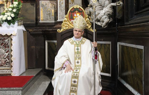Bp Marek Mendyk zasiadający na Katedrze w czasie ingresu.