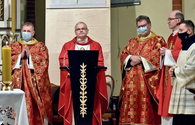 Biskup świdnicki w asyście ks. prał. Stanisława Araszczuka, ks. kan. Piotra
Ważydrąga i ks. kan. Arkadiusza Chwastyka