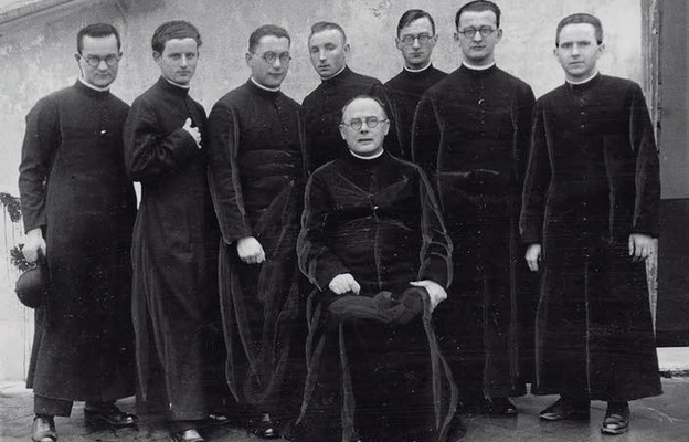 Ks. Wilhelm Szymbor (siedzi w środku) w otoczeniu swoich wychowanków udających się na misje do Chin