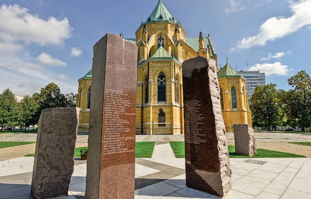 Modlitwa za tragicznie zmarłych i ich rodziny jest do dziś stałym elementem
codziennej modlitwy wielu z nas