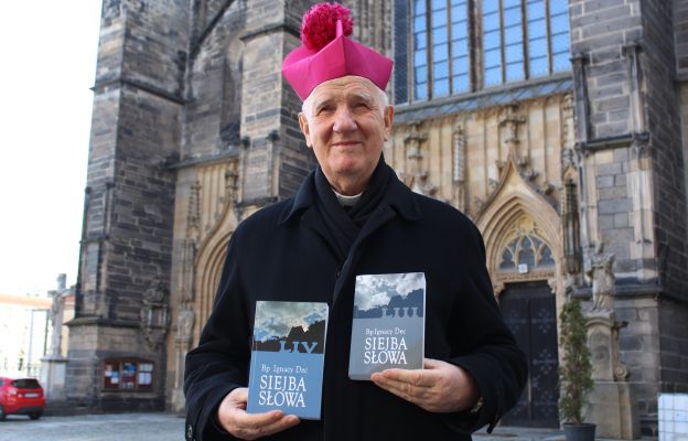 Biskup Ignacy Dec prezentuje nowe tomy „Siejby Słowa” 