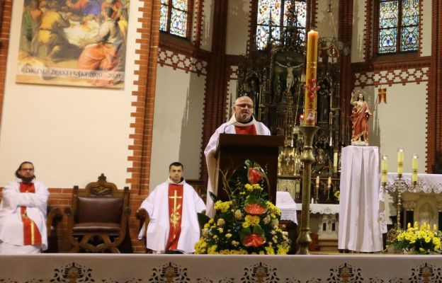 Eucharystii przewodniczył proboszcz o. Fabian Kaltbach, franciszkanin