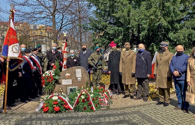 Złożenie kwiatów przy tablicy na placu św. Małgorzaty w Świdnicy