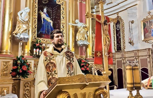 Ksiądz dr Krzysztof Porosło przypomniał, że Msza św. ma nas przemieniać